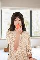 Immagine mangia Bella ragazza giapponese che mangia una arancia