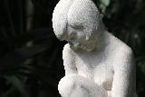 Immagine statua Bella statua di giovane ragazza rannicchiata