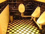 Immagine inglese Bella toilet inglese con pavimento a scacchiera