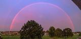 Immagine arcobaleno Bellissimo arcobaleno rossastro che forma una cupola