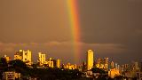 Immagine arcobaleno Bellissimo arcobaleno verticale in cielo al tramonto con bella luce