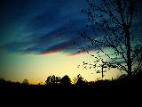 Immagine blu Bellissimo cielo al tramonto tinto di blu e di giallo