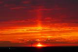 Immagine basso Bellissimo cielo rosso e arancione con sole basso