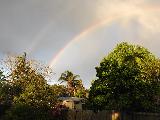 Bellissimo doppio arcobaleno che si erge verso il sole