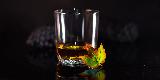Immagine foglia Bicchiere di whiskey con foglia attaccata e sfondo scuro
