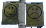 Immagine triste Cartello con faccia felice e cartello con faccia triste