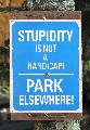 Cartello parcheggio stupidità non consiste in un handicap