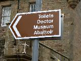 Cartello segnaletico in Scozia bagni dottore museo mattatoio