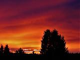 Cielo di colore rosso, viola e arancione al tramonto