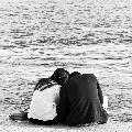 Immagine coppia Coppia al mare che condivide un momento di complicità