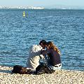 Coppia in tenere effusioni amorose sulla spiaggia