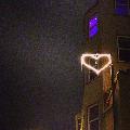 Immagine cuore Cuore a neon che illumina con dolcezza la strada di notte