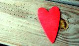 Immagine cuore Cuore di carta rosso su asse di legno