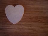 Immagine cuore Cuore di legno bianco su tavola marrone
