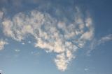 Cuore disegnato in cielo da nuvole