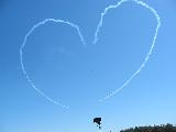 Immagine aereo Cuore disegnato in cielo da scia lasciata da aereo