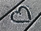 Cuore disegnato su basamento innevato