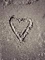 Immagine cuore Cuore disegnato sulla sabbia della spiaggia