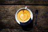 Cuore formatosi su schiuma di caffè