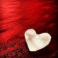 Immagine gelato Cuore gelato su appoggio rosso