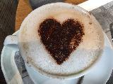 Immagine cuore Cuore marrone che emerge dal caffè