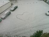 Immagine romantico Cuore romantico sulla neve per messaggio dolcissimo