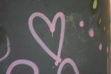 Cuore rosa disegnato su parete