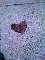 Immagine cuore Cuore su pavimentazione dopo nevicata