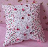 Immagine cuscino romantico Cuscino romantico con piccole rose rosse