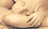 Immagine scultura Dettaglio di scultura in marmo con tenero bimbo che dorme