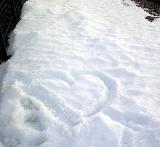 Disegno di cuore sulla neve che dimostra romanticismo