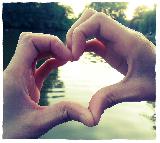 Immagine cuore Dita di mani piegate a formare un cuore su un fiume