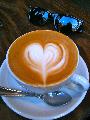 Immagine dolce Dolce caffè con schiuma a forma di cuore per la dolce metà