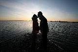 Dolce e romantico bacio al mare al tramonto