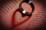 Dolce messaggio di amore tra le pagine di un libro