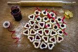 Immagine dolci Dolci biscotti a forma di cuore con marmellata appena cucinati