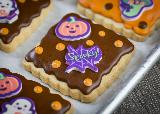 Immagine dolci Dolci biscotti al cioccolato con zucche e ragnatele per Halloween