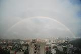 Immagine doppio Doppio arcobaleno che sovrasta una città
