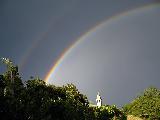Immagine doppio Doppio arcobaleno con tanta bella luce che sembra uscire sotto