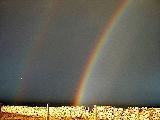Immagine arcobaleno Doppio arcobaleno dietro muretto chiaro