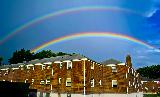 Immagine doppio Doppio arcobaleno in bel cielo blu che sovrasta case americane