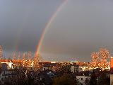 Doppio arcobaleno in cielo molto grigio per temporale