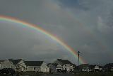Immagine cielo Doppio arcobaleno in cielo plumbleo sopra diverse villette