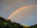 Immagine doppio Doppio arcobaleno in cielo triste