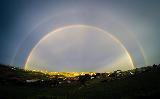 Doppio arcobaleno intero che sembra una aureola