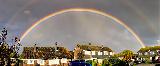 Immagine doppio Doppio arcobaleno sopra grandi ville
