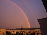 Immagine doppio Doppio arcobaleno sopra palazzi quando si fa buio