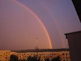 Doppio arcobaleno sopra palazzi quando si fa buio