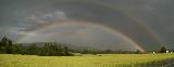 Immagine doppio Doppio arcobaleno sopra prato molto bello e curato