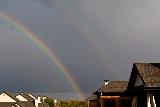 Immagine doppio Doppio arcobaleno sopra vari cottage